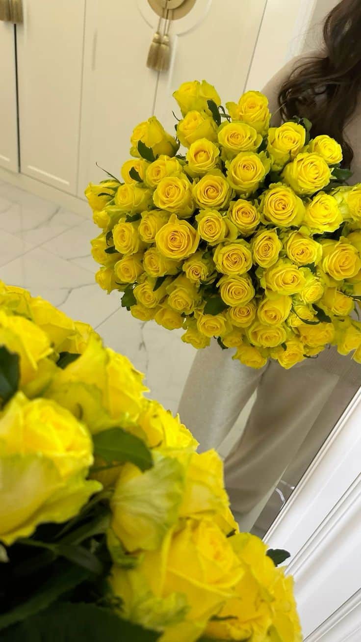 عکس دختر با گل رز زرد 8