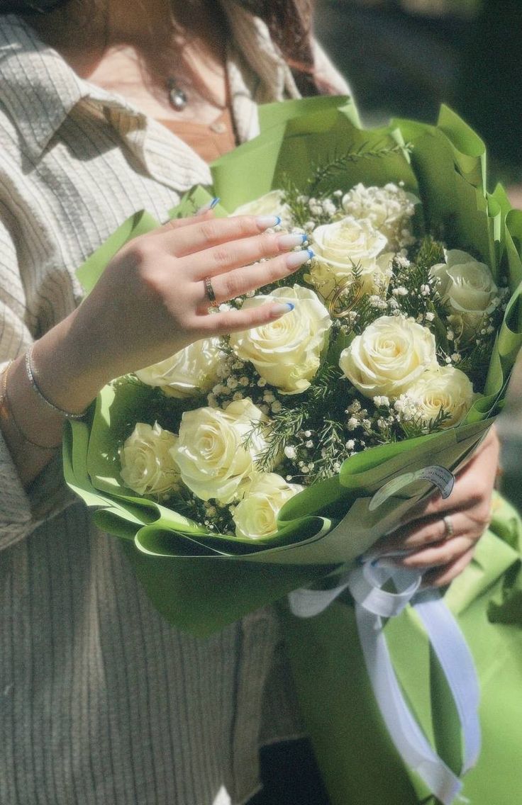 عکس دختر با گل رز سفید 13