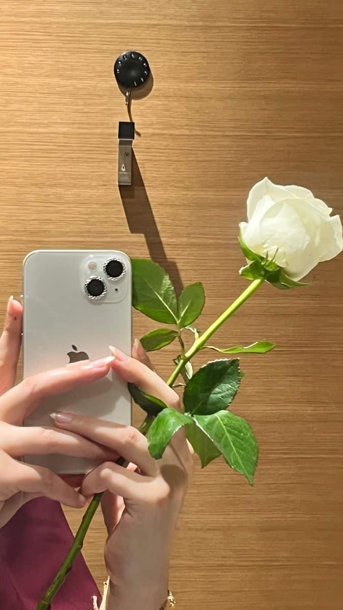 عکس دختر با گل رز سفید 3