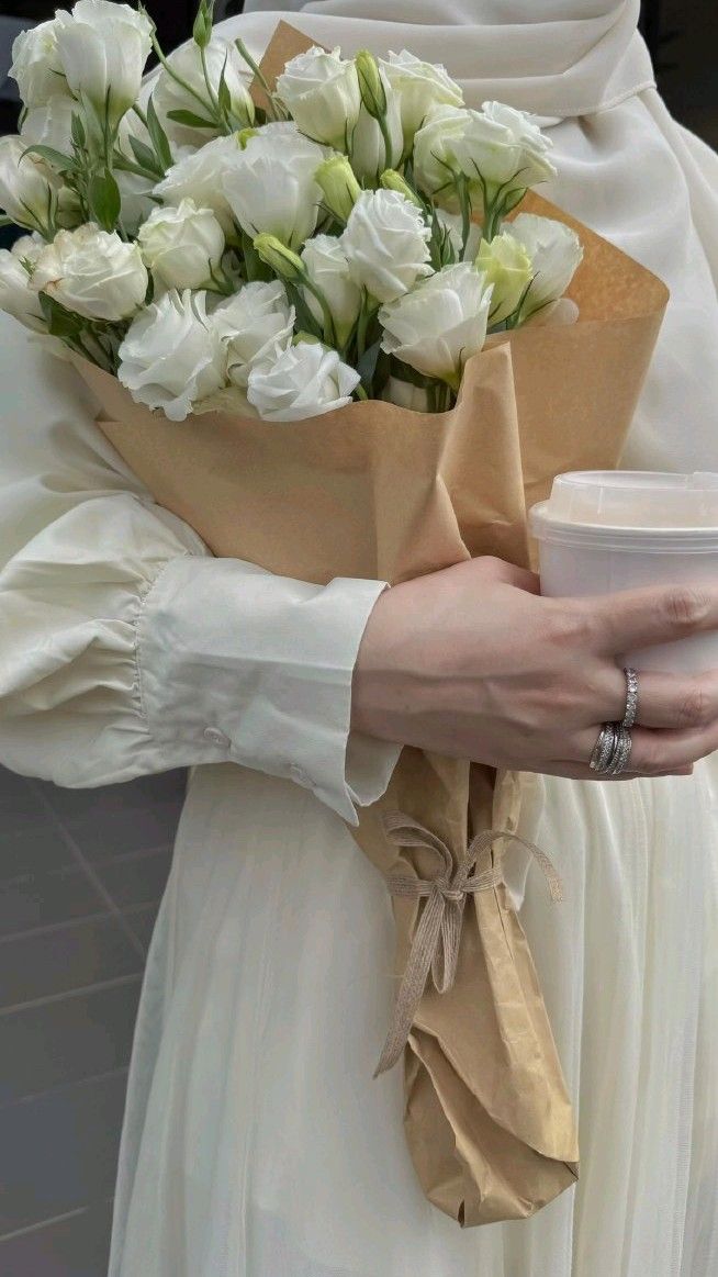 عکس دختر با گل رز سفید 35