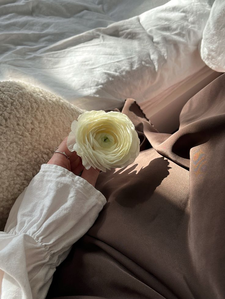 عکس دختر با گل رز سفید 37