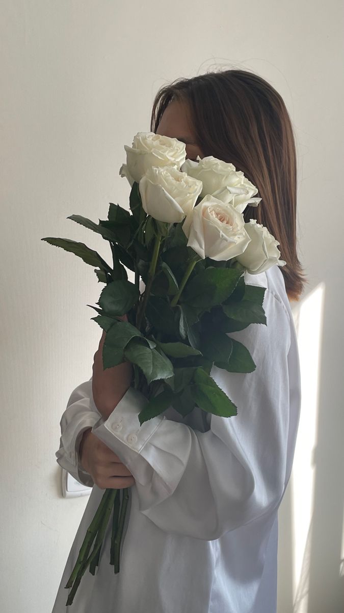 عکس دختر با گل رز سفید 41