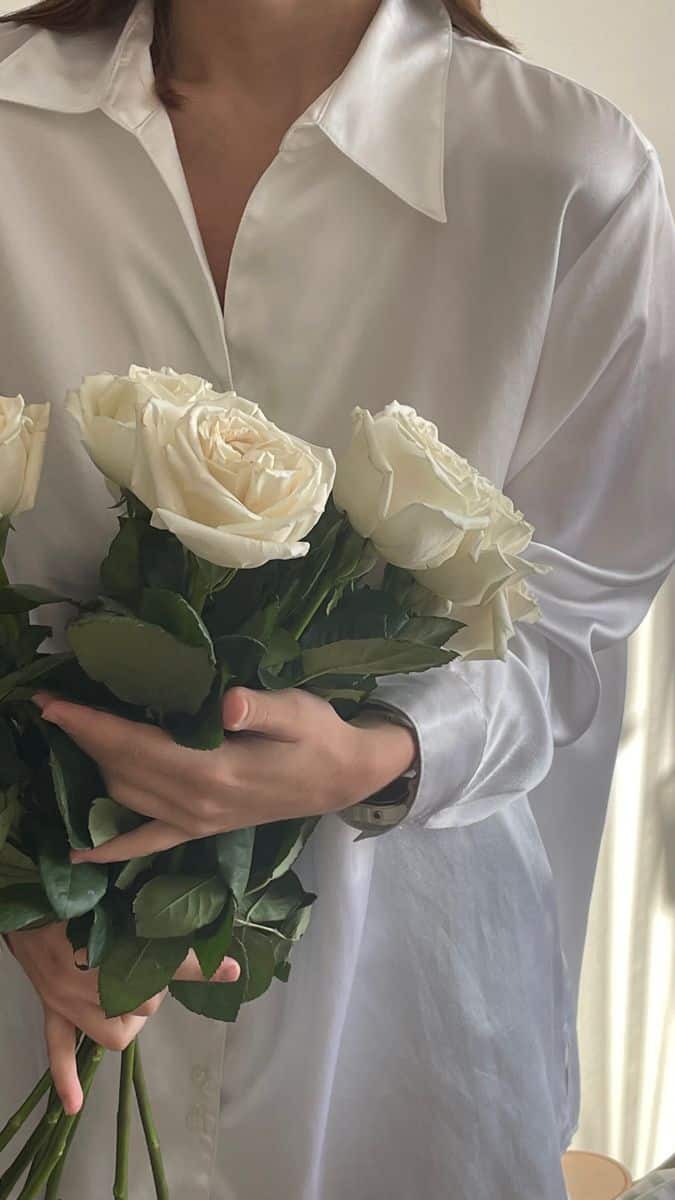 عکس دختر با گل رز سفید 49
