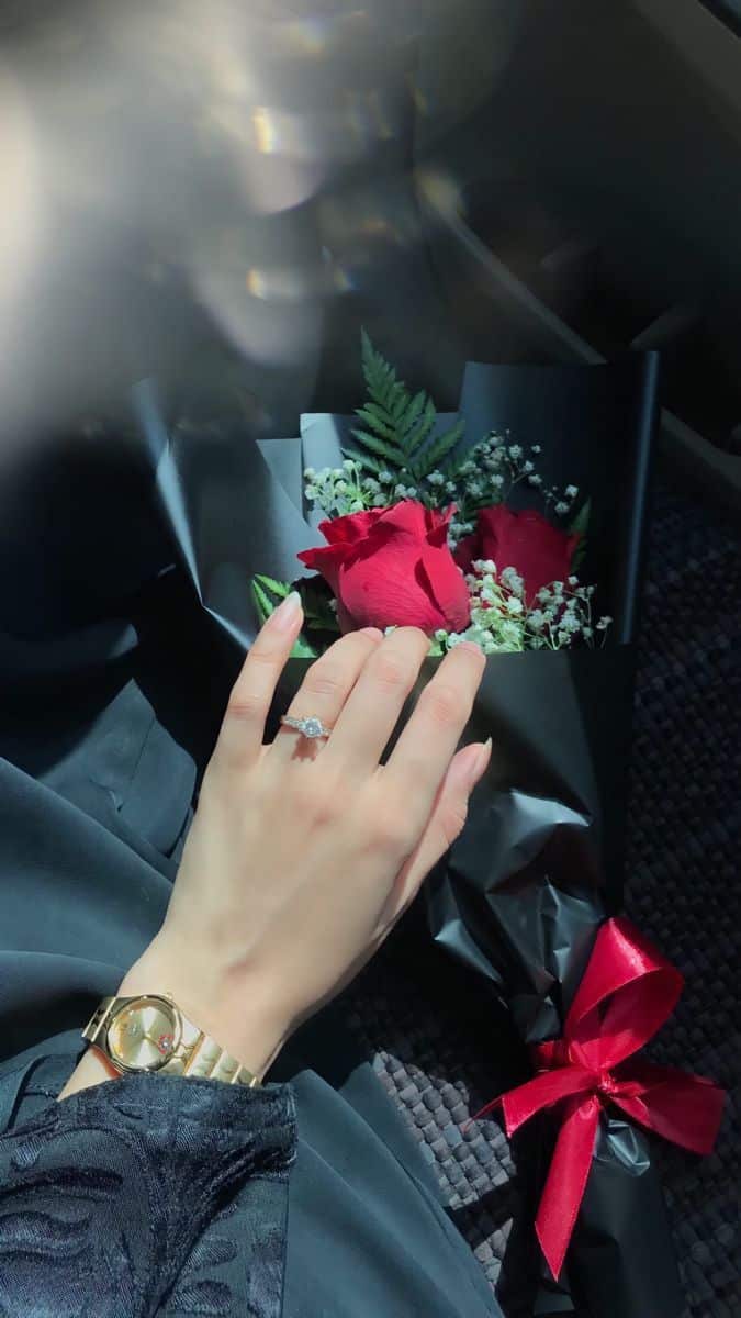 عکس دختر با گل رز قرمز 13