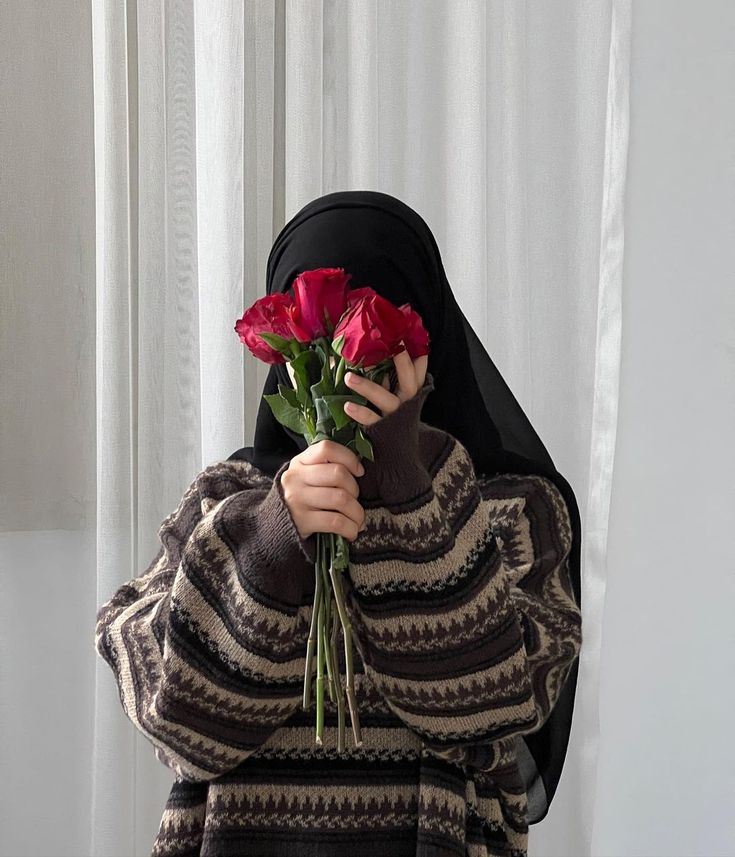 عکس دختر با گل رز قرمز 15