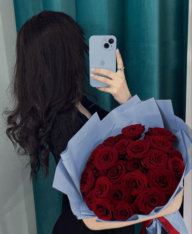 عکس دختر با گل رز قرمز 17
