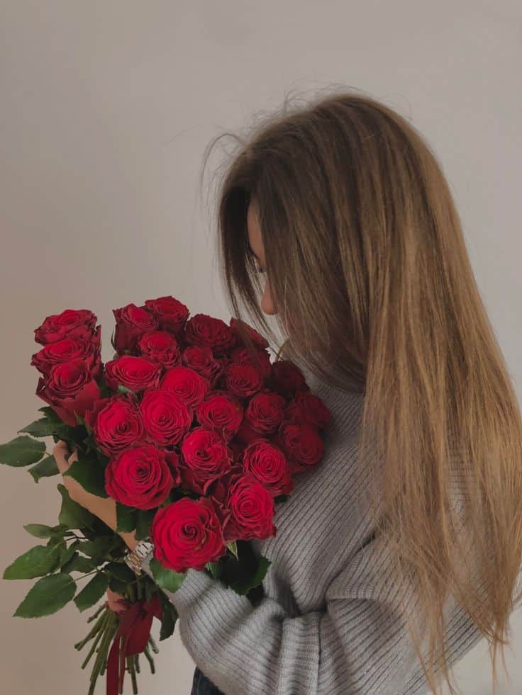 عکس دختر با گل رز قرمز 18