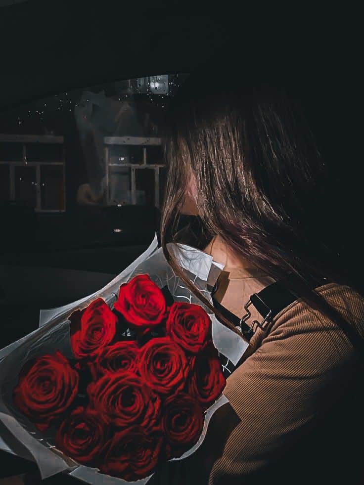 عکس دختر با گل رز قرمز 19