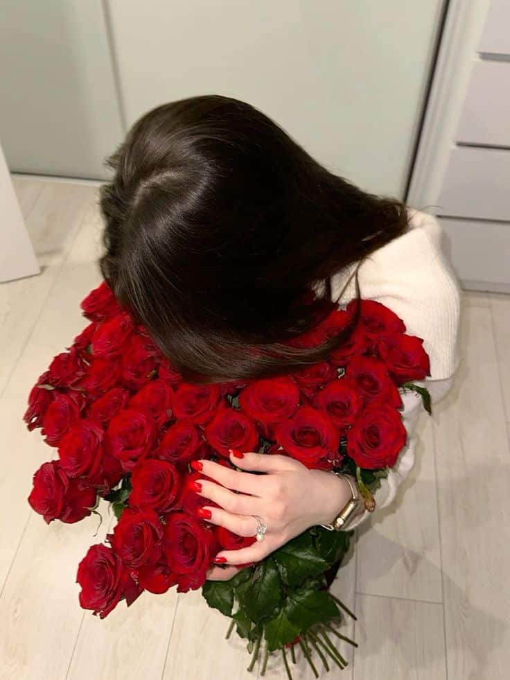 عکس دختر با گل رز قرمز 20