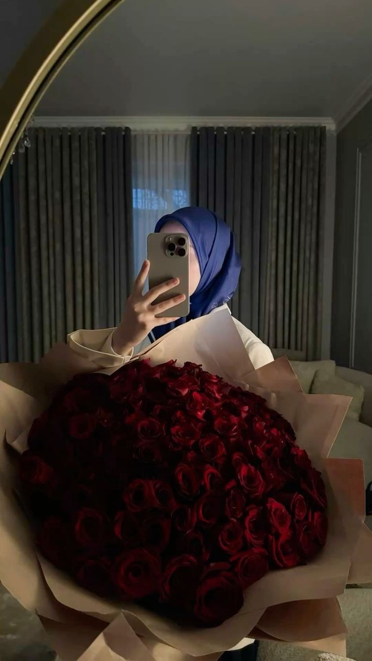 عکس دختر با گل رز قرمز 21