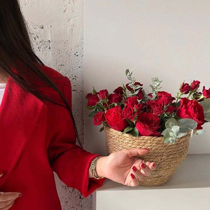 عکس دختر با گل رز قرمز 22