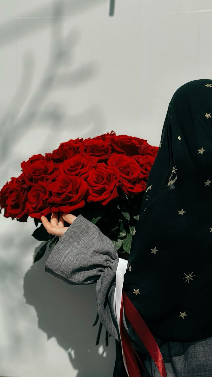 عکس دختر با گل رز قرمز 25