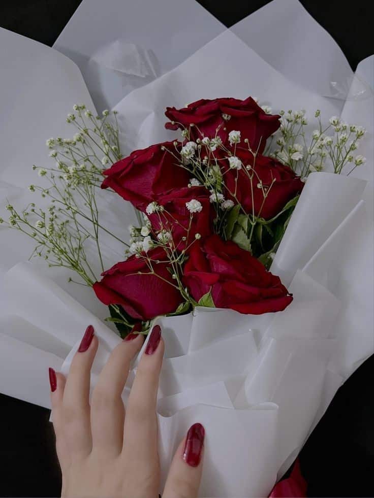 عکس دختر با گل رز قرمز 26