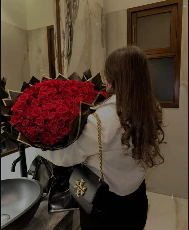 عکس دختر با گل رز قرمز 29