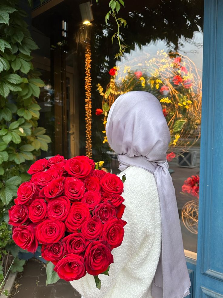 عکس دختر با گل رز قرمز 3