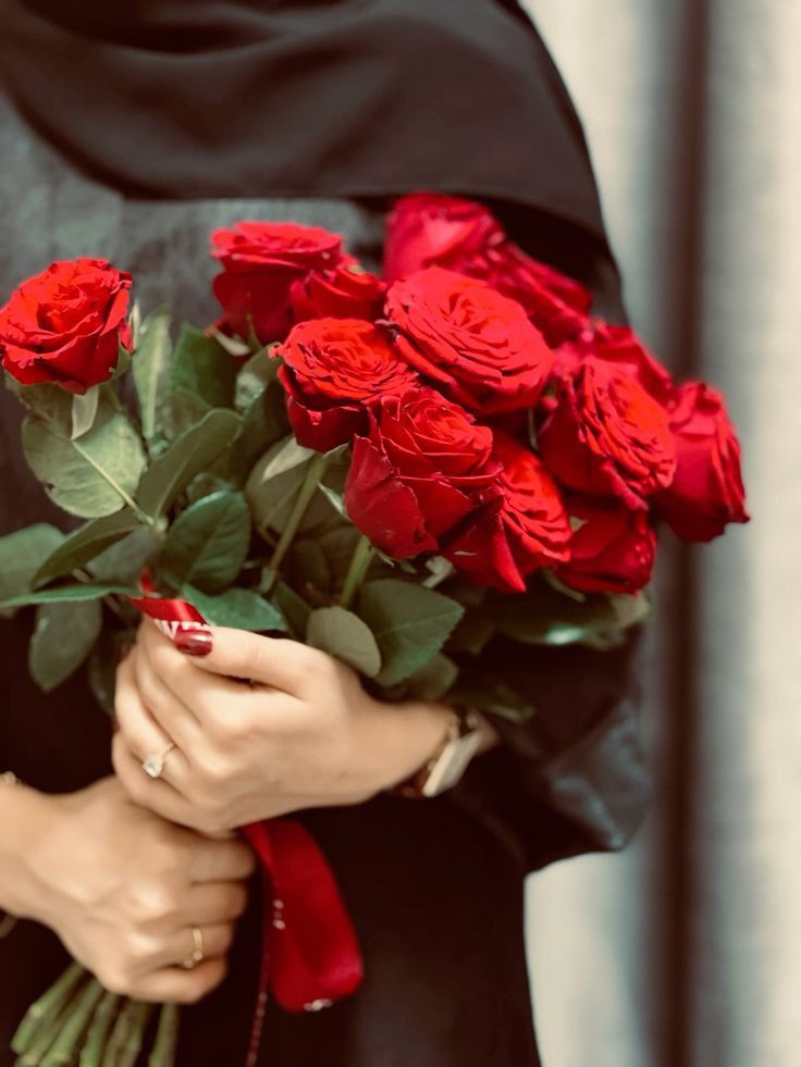 عکس دختر با گل رز قرمز 30