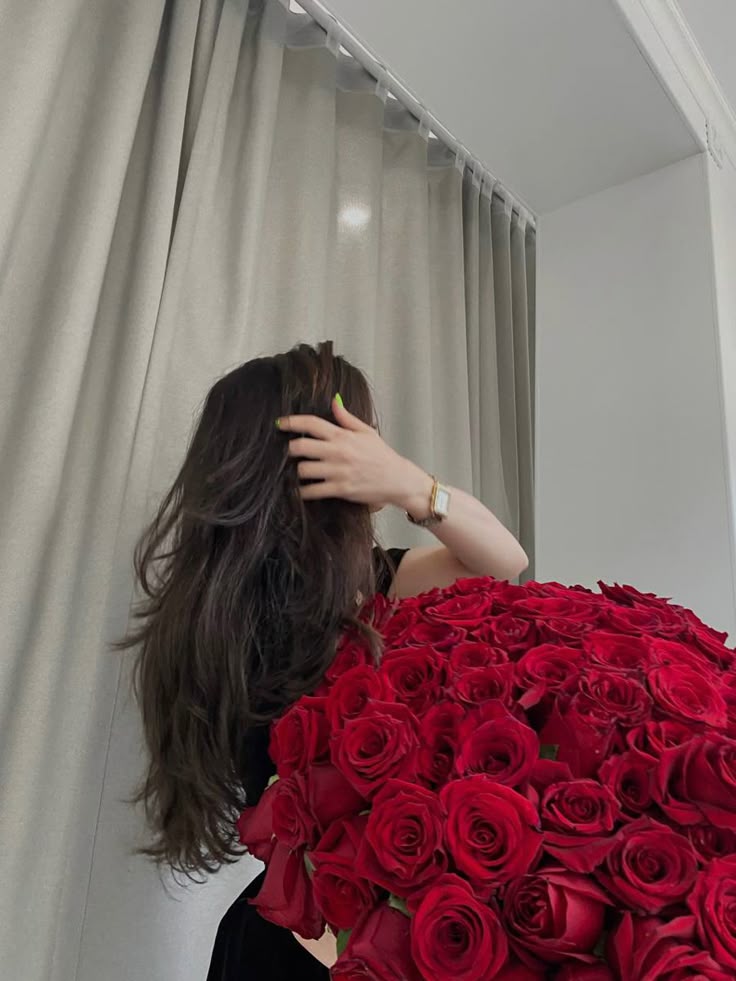 عکس دختر با گل رز قرمز 31