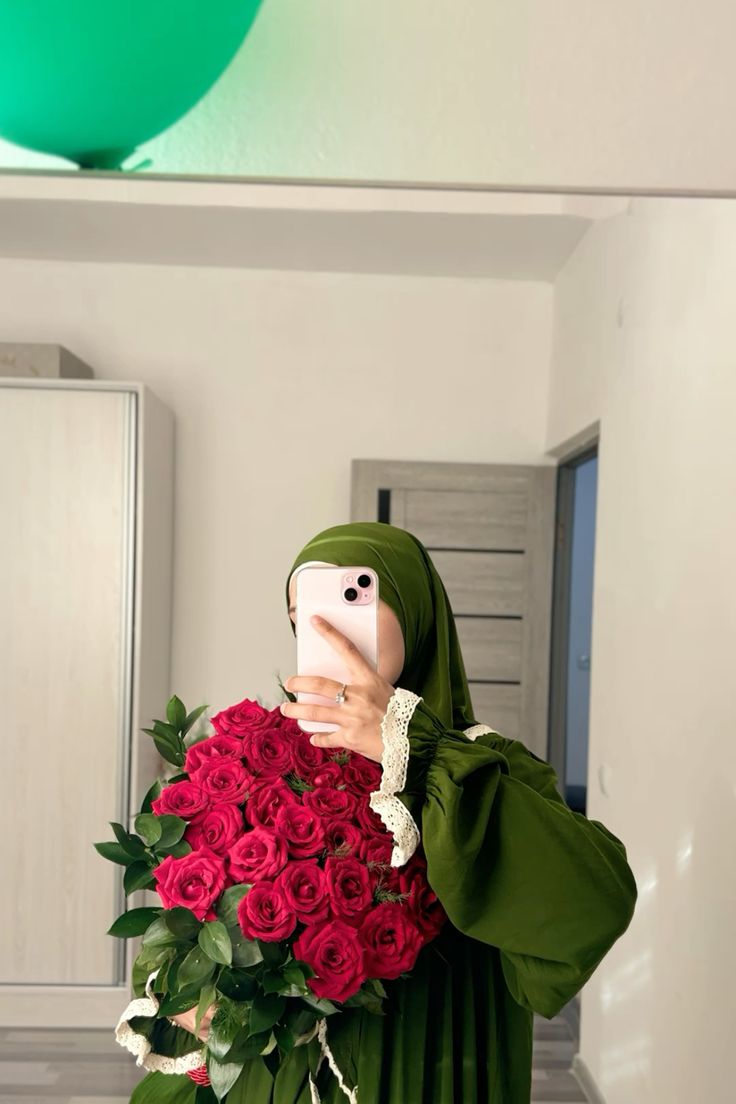 عکس دختر با گل رز قرمز 32