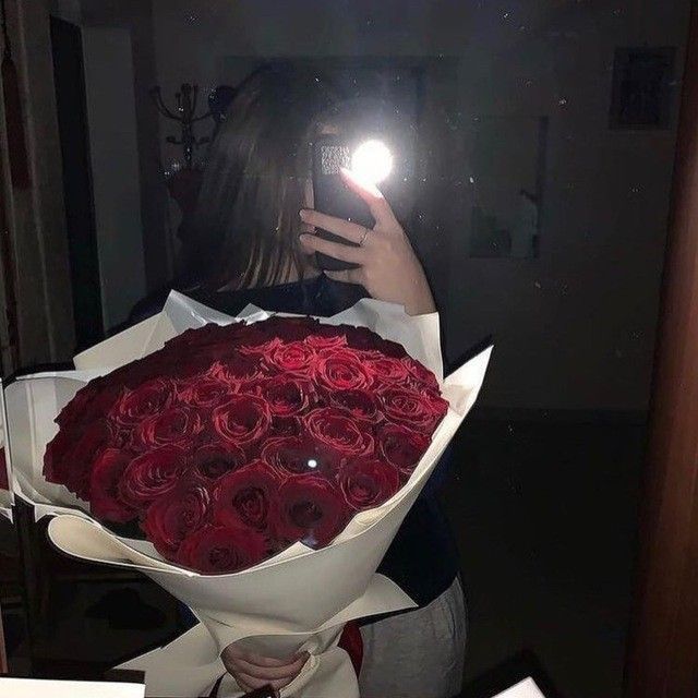 عکس دختر با گل رز قرمز 40