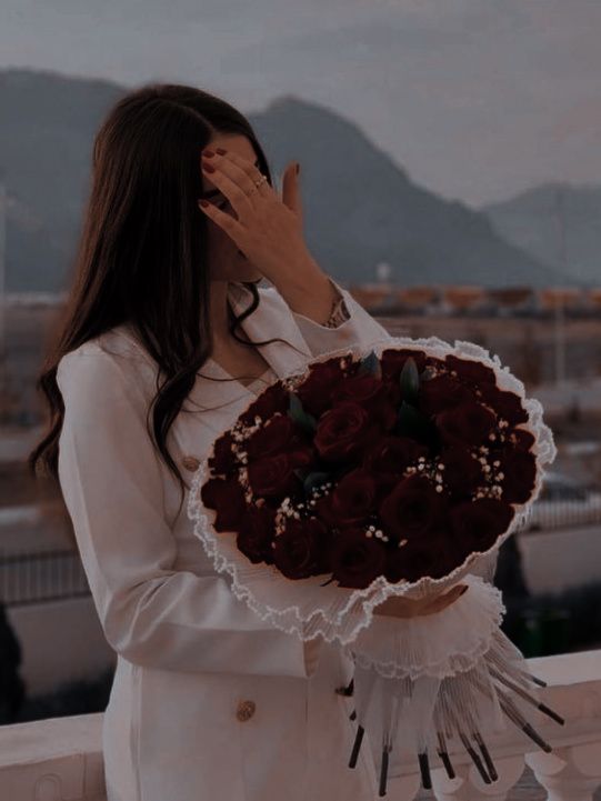 عکس دختر با گل رز قرمز 50