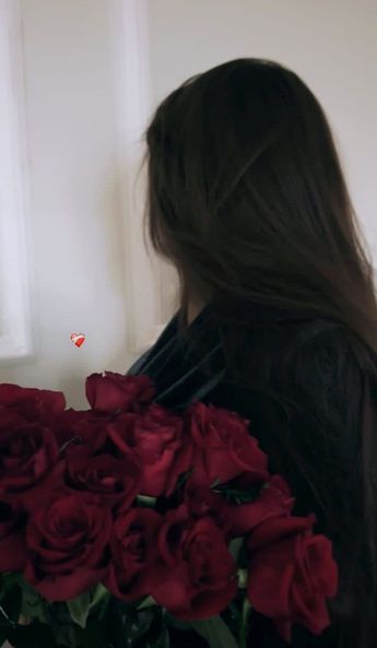 عکس دختر با گل رز قرمز 53