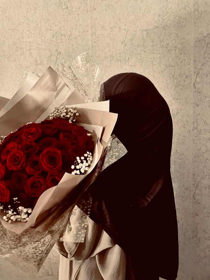 عکس دختر با گل رز قرمز 7