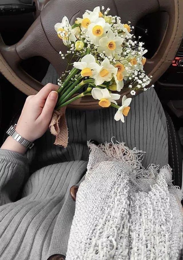 عکس دختر با گل نرگس 23