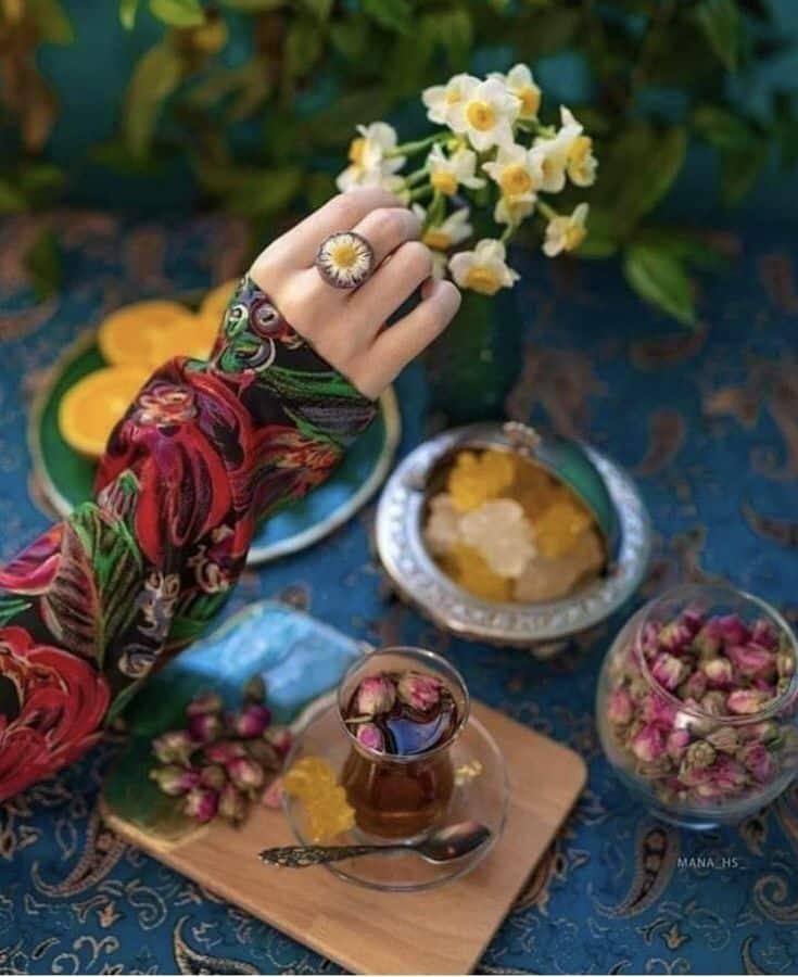 عکس دختر با گل نرگس 24
