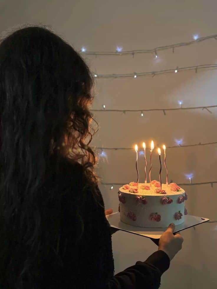 ژست عکس تولد دخترانه لاکچری بدون چهره 22