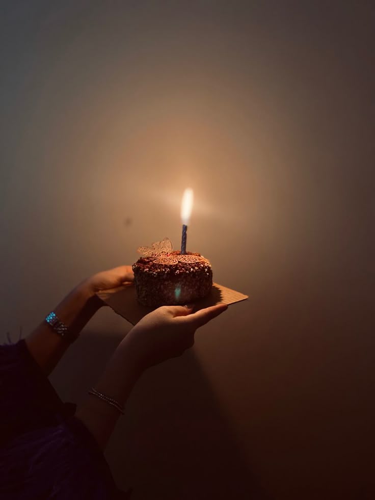 ژست عکس تولد دخترانه لاکچری بدون چهره 42