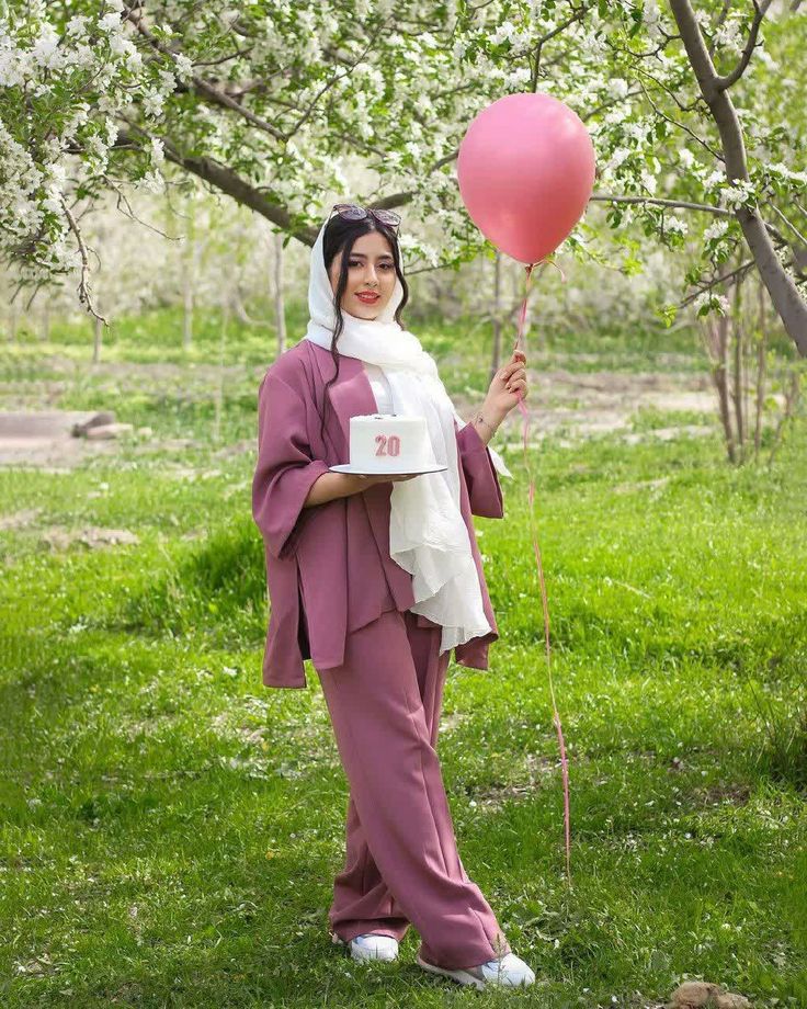 ژست عکس تولد دخترانه لاکچری در طبیعت 29