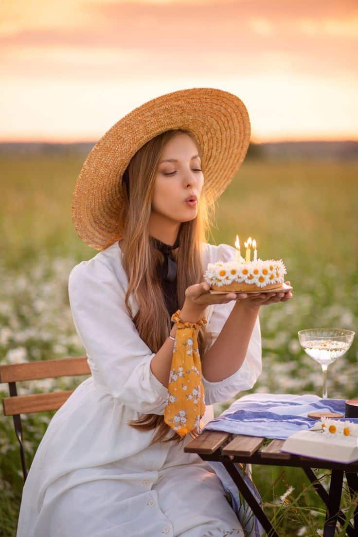 ژست عکس تولد دخترانه لاکچری در طبیعت 7