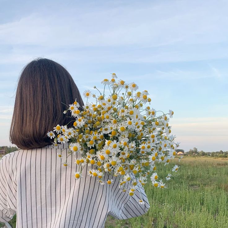 عکس دختر با گل بابونه 18