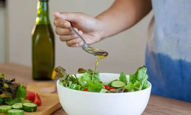 مقایسه روغن زیتون و روغن کنجد برای پخت‌وپز و سالاد