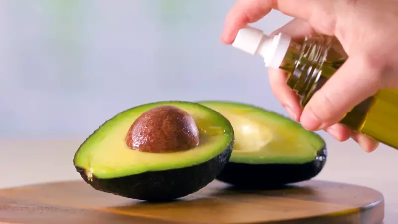 چگونه آووکادوی برش‌ خورده را در یخچال نگه داریم تا قهوه‌ای نشود؟