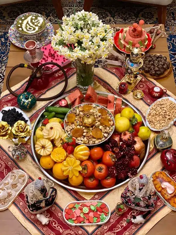 ایده‌های شیک چیدن سفره شب یلدا ۱۴۰۴؛ تزیینات ترند امسال! 🍉✨