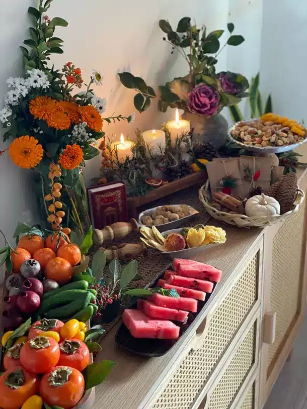 ایده‌های شیک چیدن سفره شب یلدا ۱۴۰۴؛ تزیینات ترند امسال! 🍉✨
