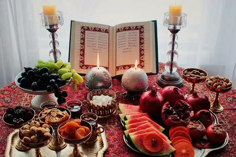 ایده‌های شیک چیدن سفره شب یلدا ۱۴۰۴؛ تزیینات ترند امسال! 🍉✨