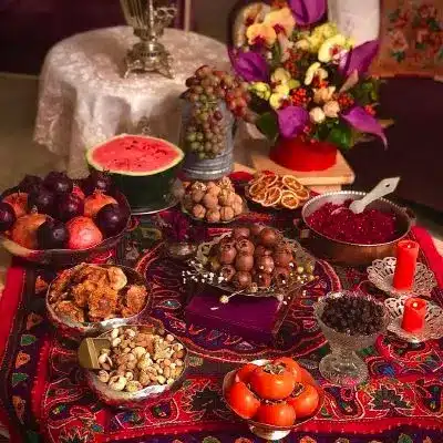 ایده‌های شیک چیدن سفره شب یلدا ۱۴۰۴؛ تزیینات ترند امسال! 🍉✨