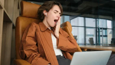 چرا با دیدن خمیازه دیگران، ما هم خمیازه می‌کشیم؟ حتی همین حالا!