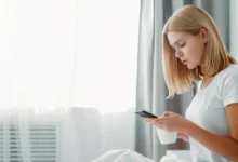 از نظر روانشناسی، چک کردن گوشی هر ۵ دقیقه چه معنایی دارد؟