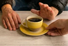 ۴ نشانه مهم که نشان می‌دهد قهوه بیش از حد می‌نوشید (و خودتان خبر ندارید!)
