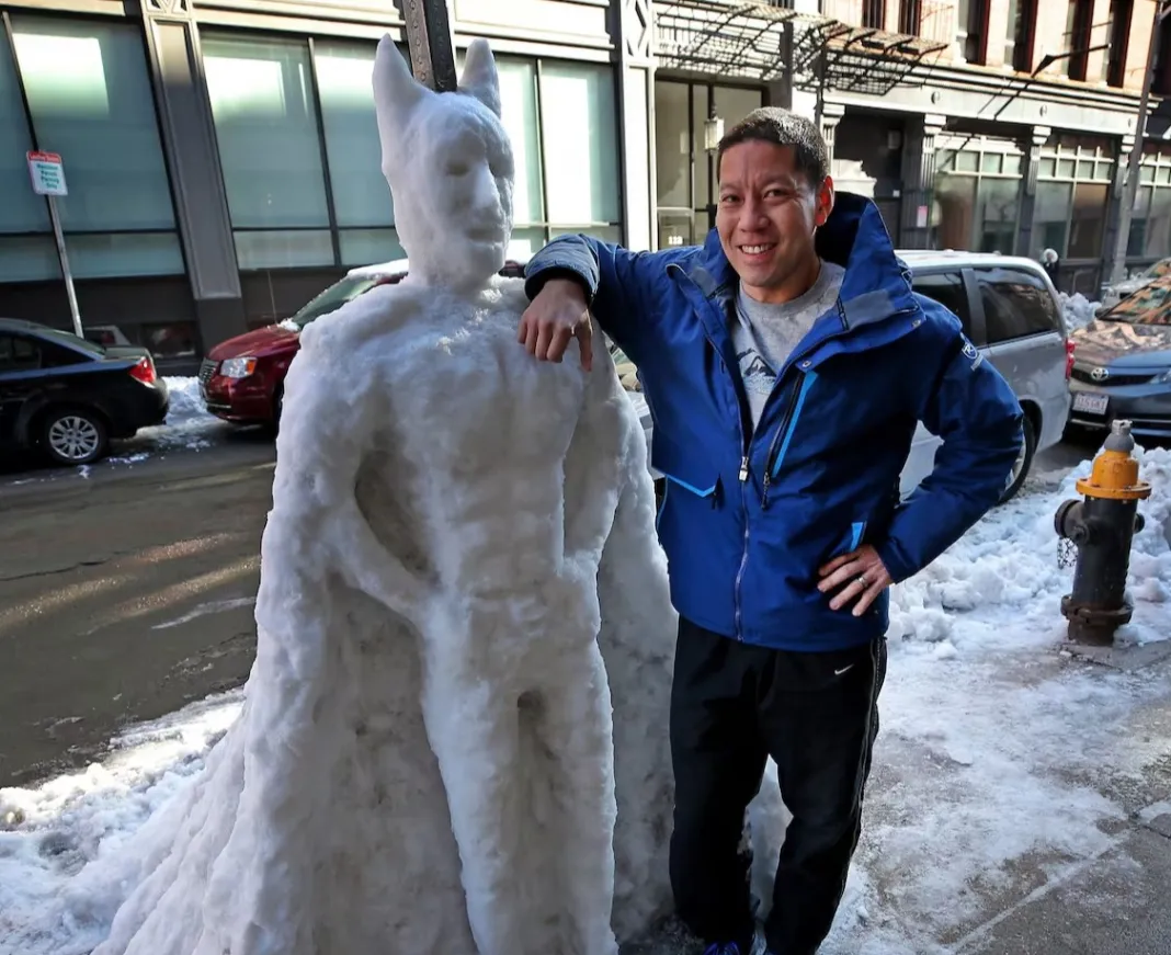 George-Li-with-his-Batman-sculpture-in-Chinatown-Boston-1 زمستان متفاوت؛ ۱۰ شاهکار برفی که خیابانها را به گالری هنری تبدیل کردند + عکس