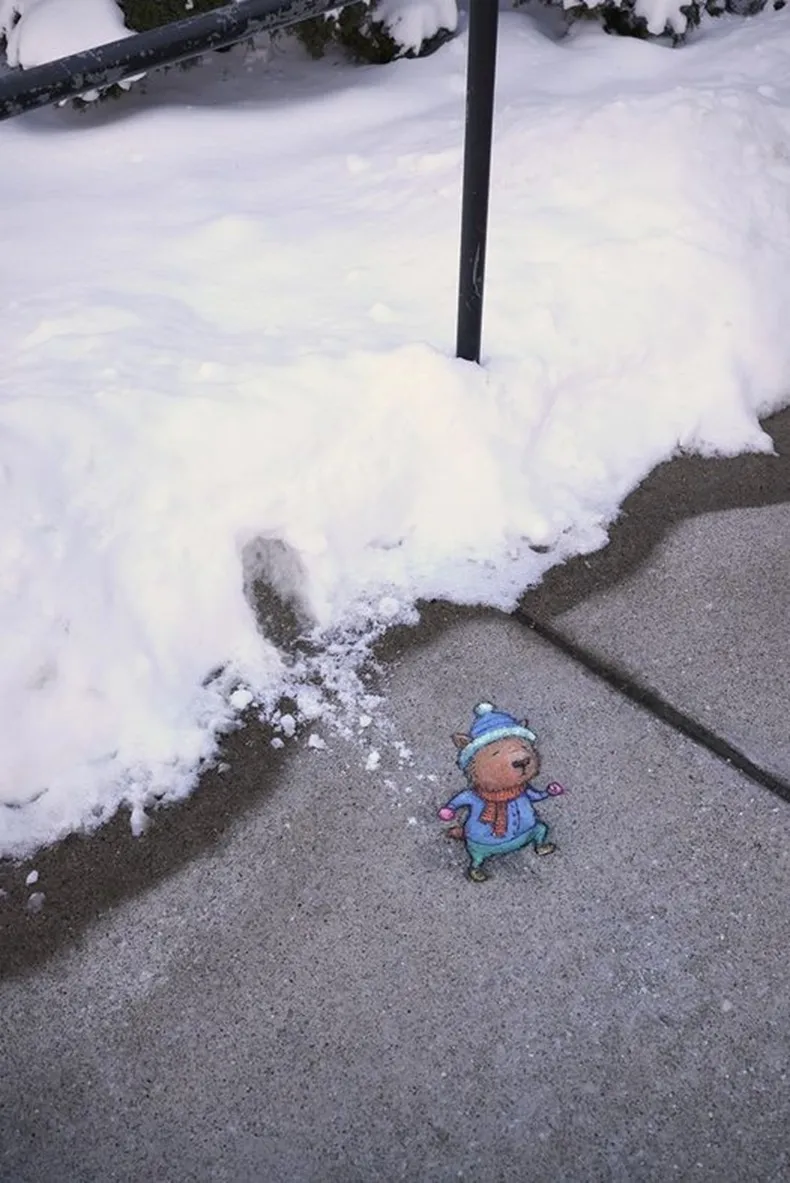 Here-in-the-north-it-is-crucially-important-to-learn-the-difference-between-snowflakes-and-salt-chalk-art-by-david-zinn-in-snow-3-1 زمستان متفاوت؛ ۱۰ شاهکار برفی که خیابانها را به گالری هنری تبدیل کردند + عکس