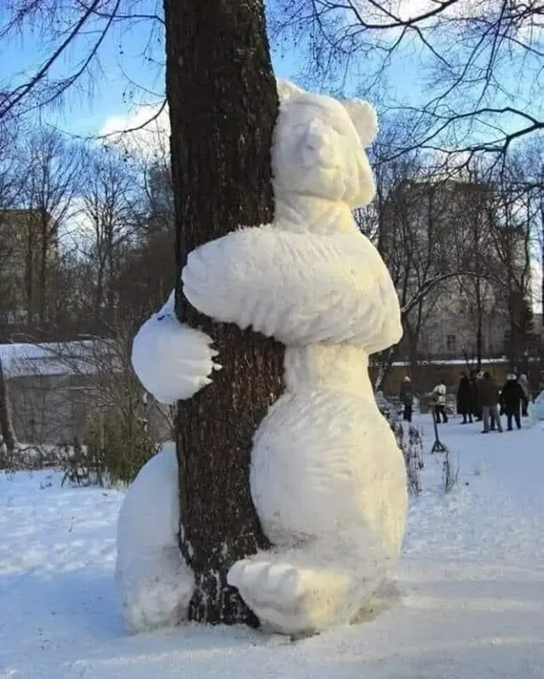 bear-hug-snow-sculpture-1 زمستان متفاوت؛ ۱۰ شاهکار برفی که خیابانها را به گالری هنری تبدیل کردند + عکس