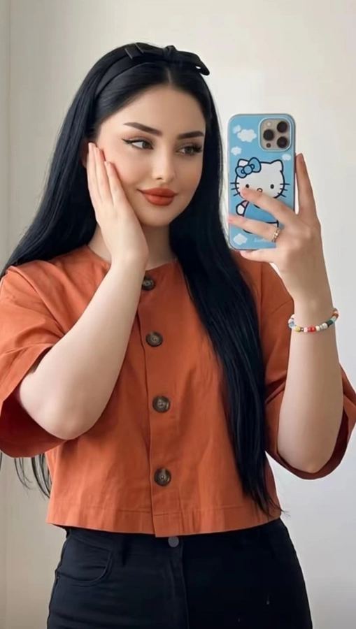 عکس دختر با آیفون ۱۷ 1 عکس دختر با آیفون ۱۷ 1