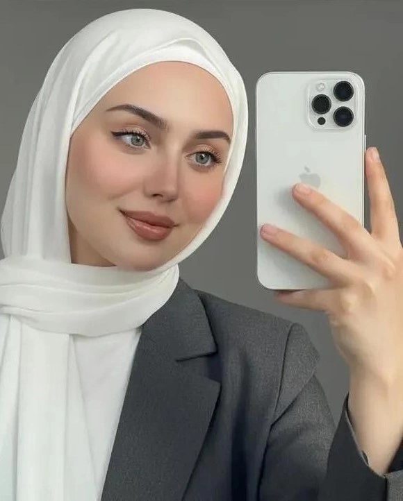 عکس دختر با آیفون ۱۷ 19 عکس دختر با آیفون ۱۷ 19