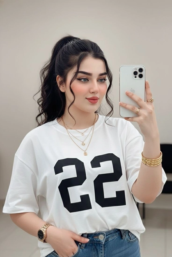 عکس دختر با آیفون ۱۷ 2 عکس دختر با آیفون ۱۷ 2